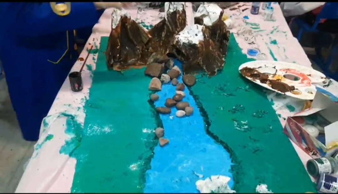 سنگ‌ها در مسیر رودخانه